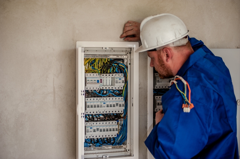 electricite-ST CYR SUR MER-min_electrician-2755683